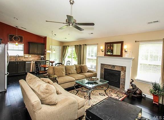4th image of 3916 Far West Dr