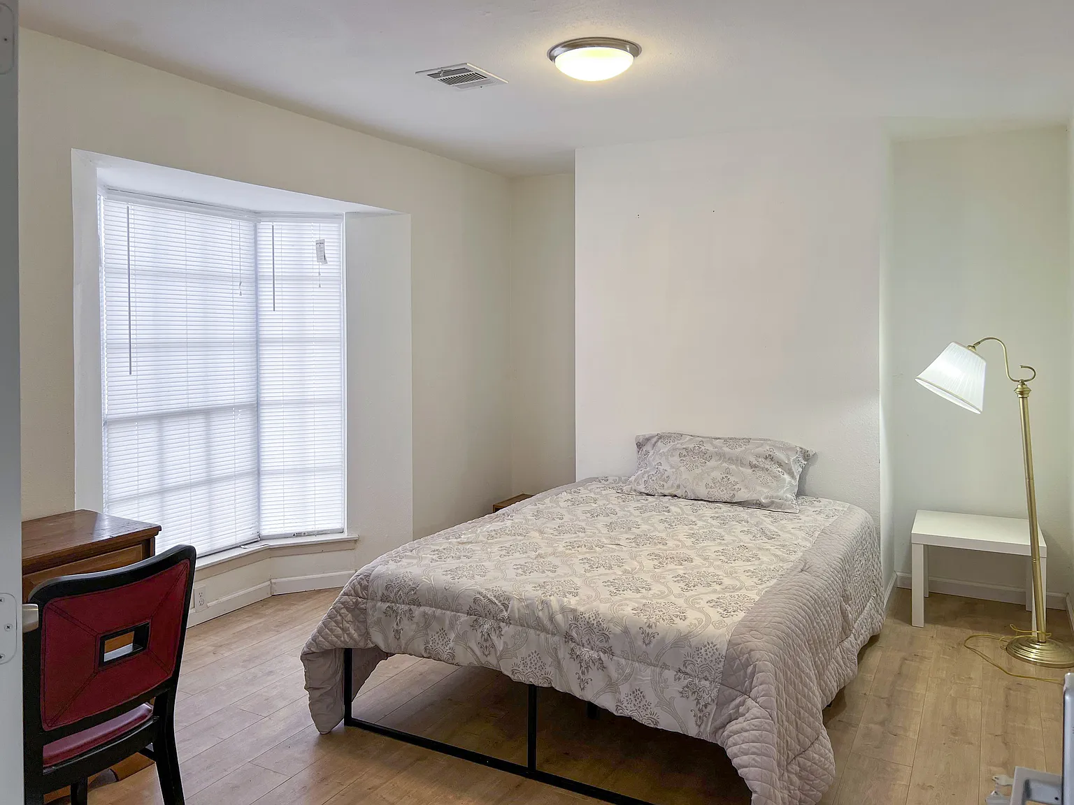 4 bed, 4.0 bath, 2345 sqft, $750 — Photo 2