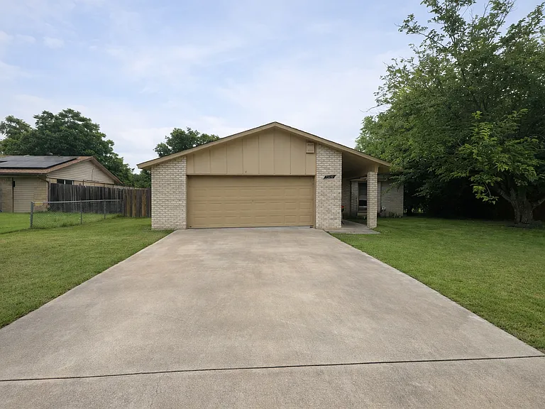 2412 Andover Dr — Photo 1