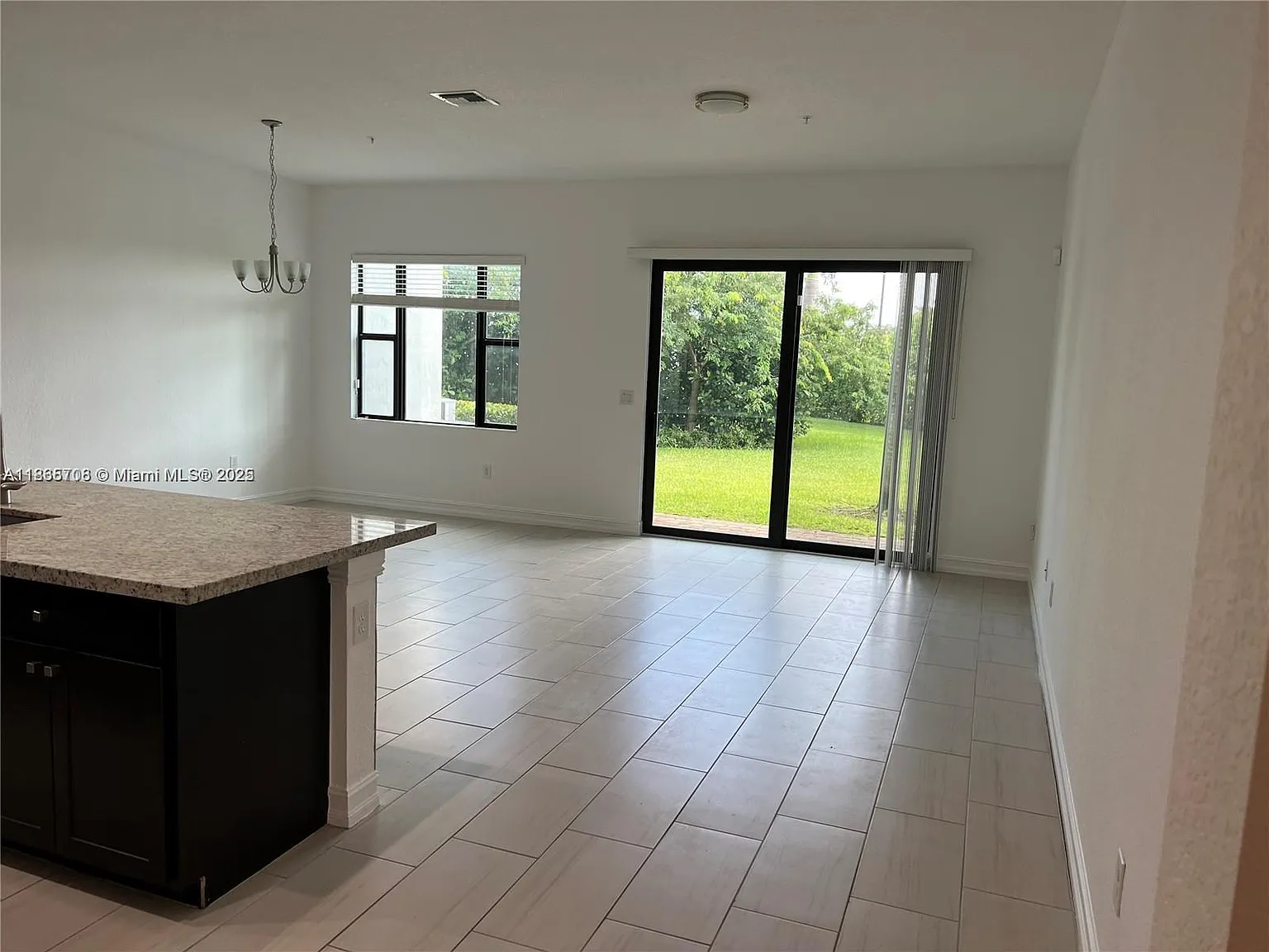 3 bed, 1975 sqft, $4,000 — Photo 3