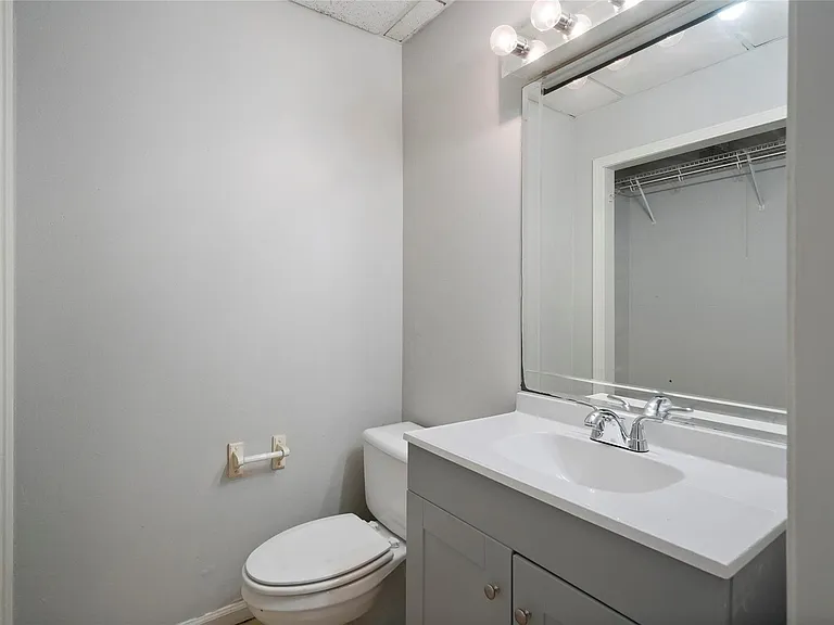 930 W 42nd St — Photo 30