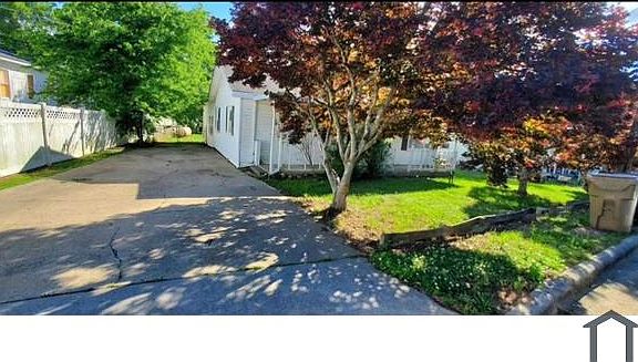 4th image of 701 W Stallings St