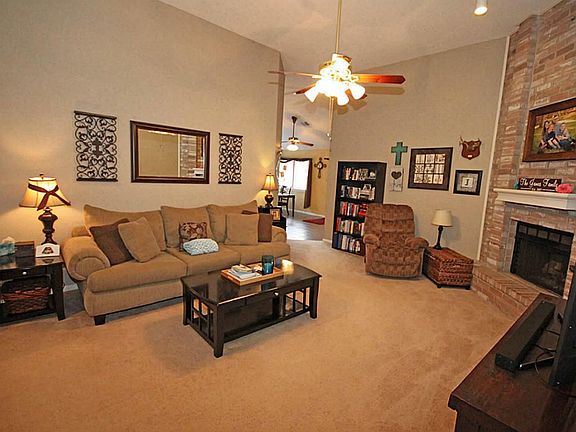 4th image of 322 Banyan Dr