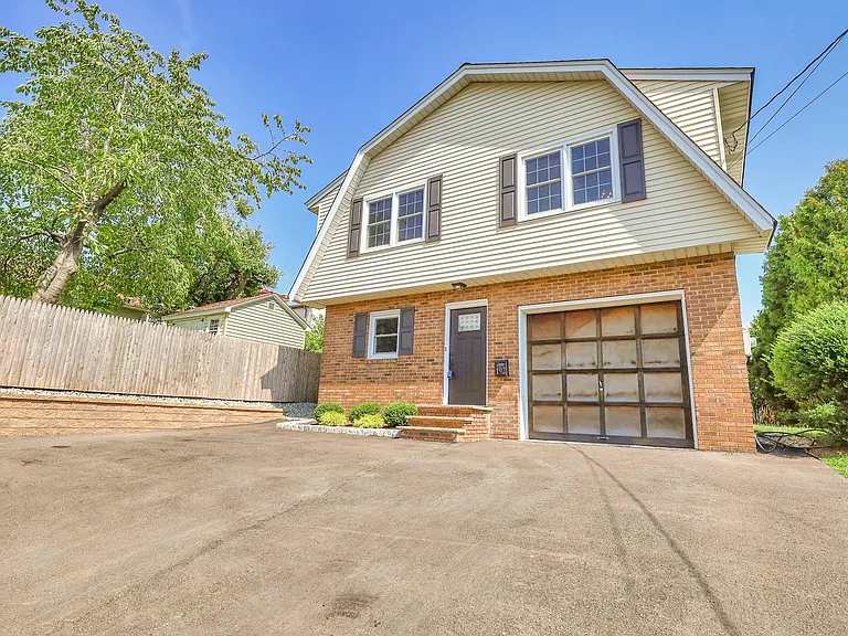 192 Maywood Ave — Photo 2