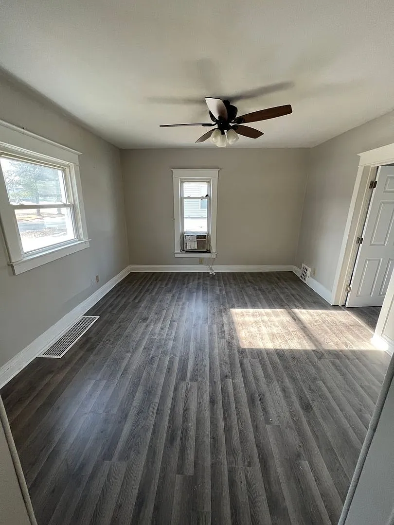 3 Bedroom 2 Bathroom Home — Photo 3