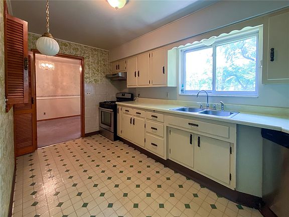 5th image of 128 Clover Dr