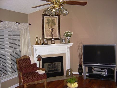 Cathedral ceiling and gas FP in living room