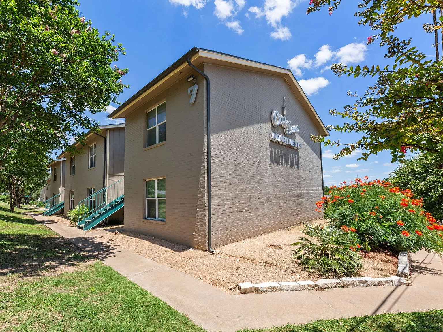 City Scene Apartments — Photo 1