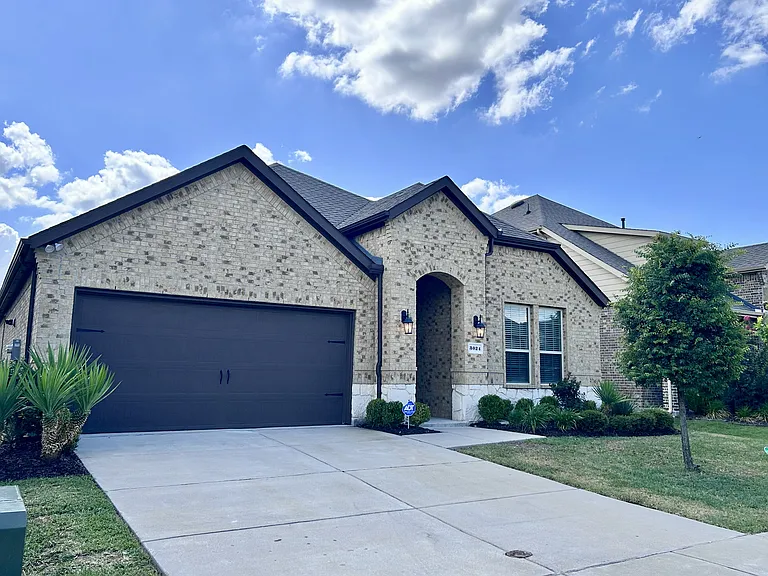 3024 Meredith Ln — Photo 2