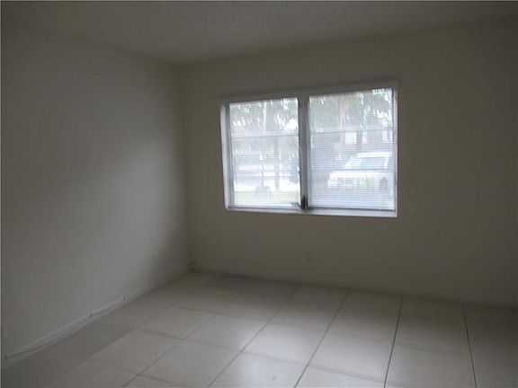 5th image of 402 Lakeside Dr APT 104