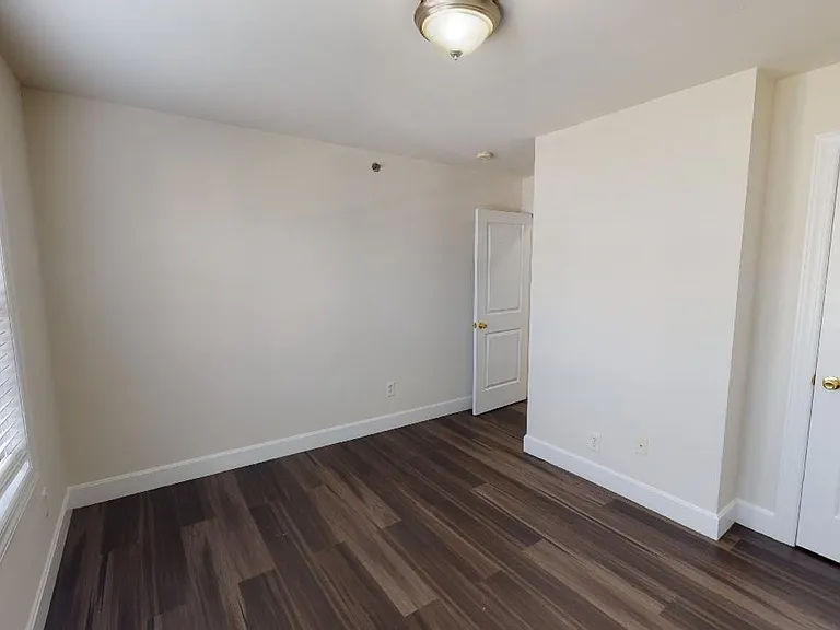 235-239 Burgess Pl — Photo 4