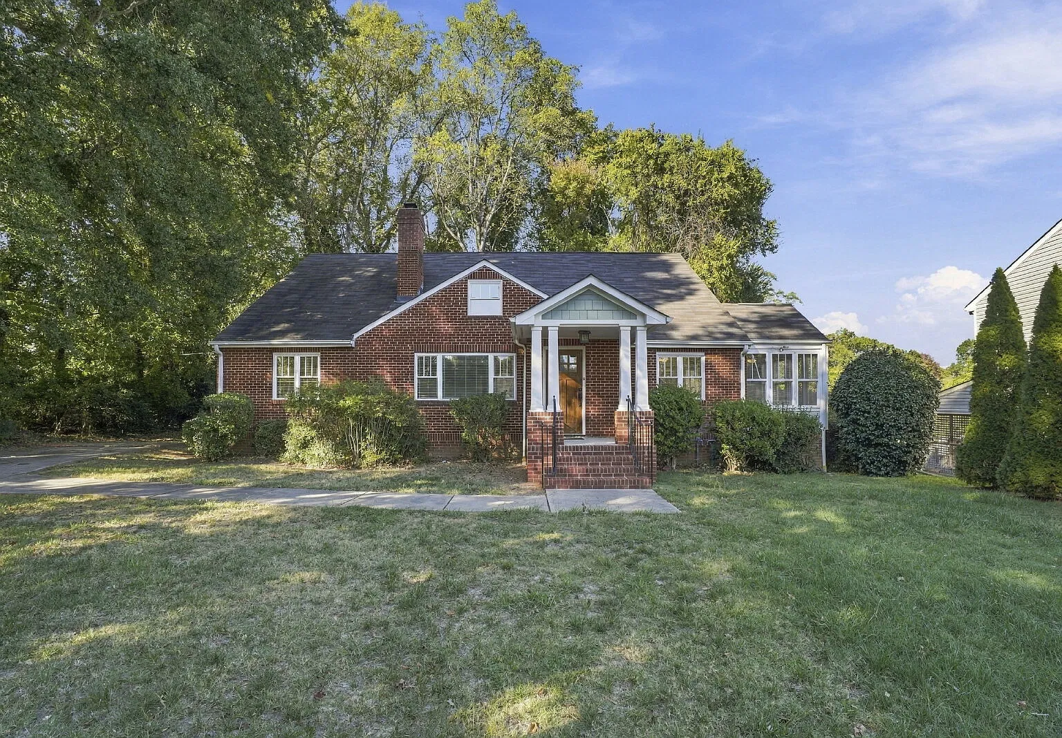 5 Bedrooms In Lansdowne! — Photo 2