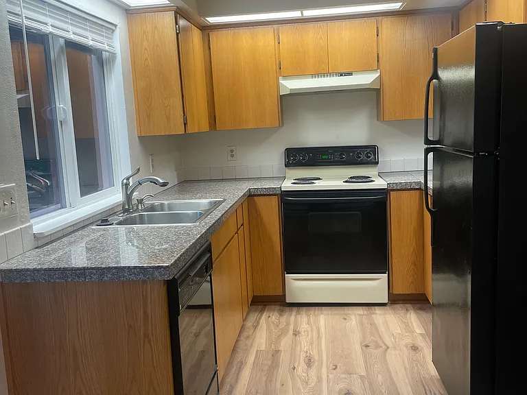 650 SW Meadow Dr #107 — Photo 4