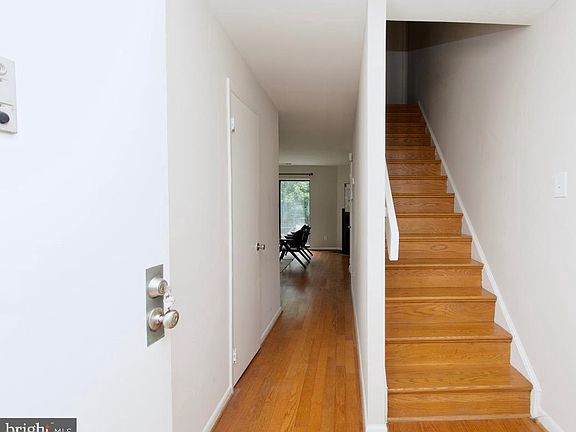 3rd image of 3081 Hawthorne Dr NE #3081