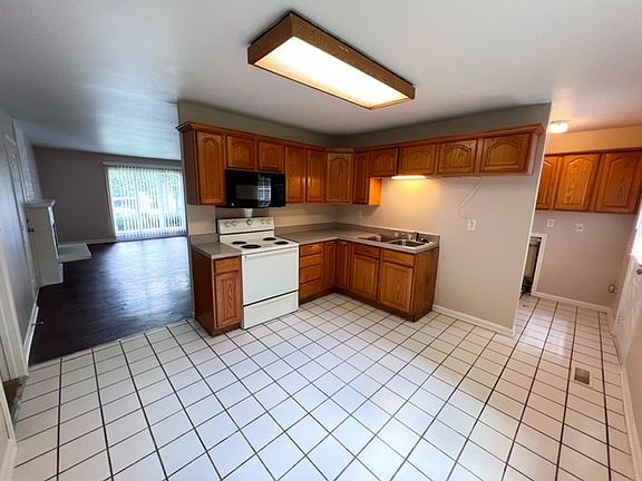 9105E34thKitchen_08282022