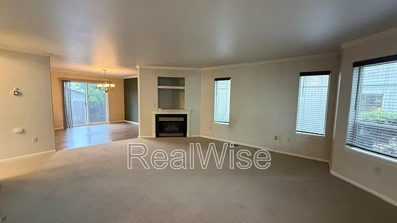 3 bed, 2.5 bath, 1590 sqft, $1,925 — Photo 3