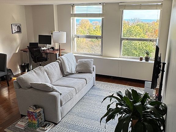 2nd image of 2626 N Lakeview Ave APT 705