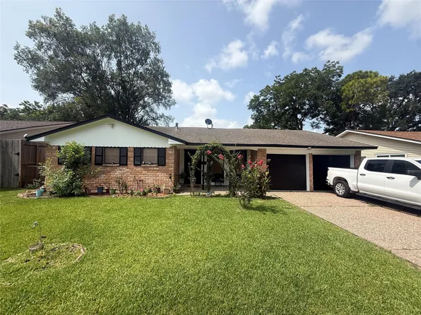 8823 Shadow Crest St, Houston, TX 77074