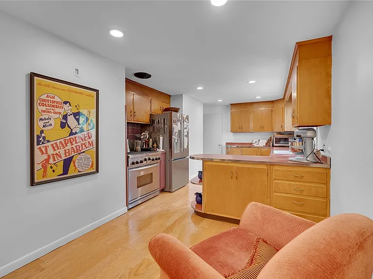 114 Burbank Dr — Photo 15