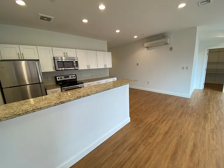 Red Oak at 875 Elm Street — Photo 62