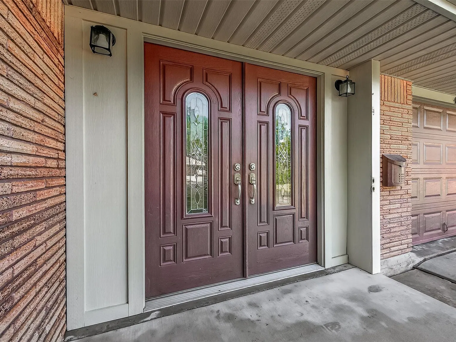 3 bed, 2.0 bath, 1360 sqft, $2,300 — Photo 2