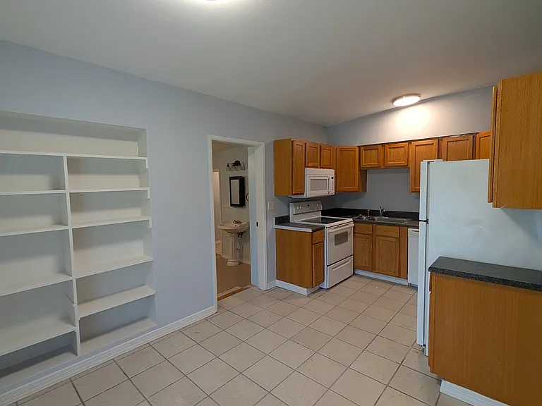 2132 Riviera Dr — Photo 8