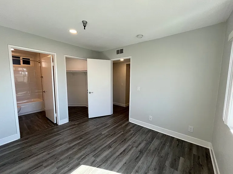 110 S Sweetzer Ave — Photo 63