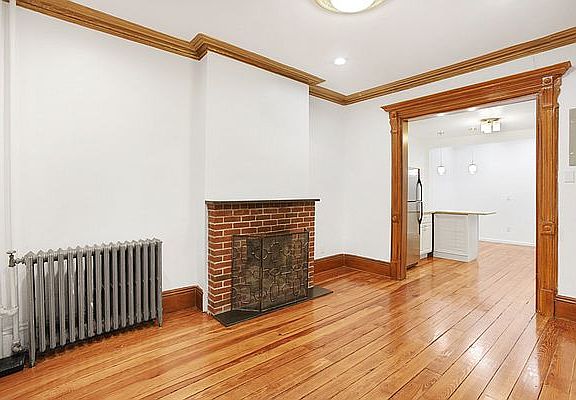 4th image of 693 De Graw St #2