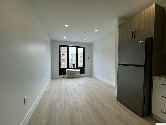 3rd image of 318 Forrest St Floor 3