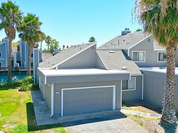 4th image of 2073 Sand Point Rd