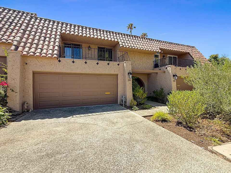 285 Casitas Bulevar