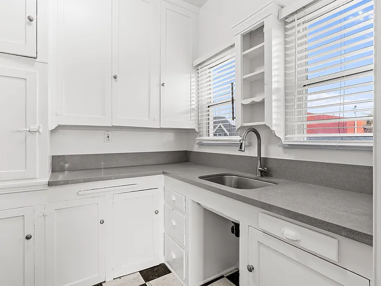 1115 E Broadway — Photo 15