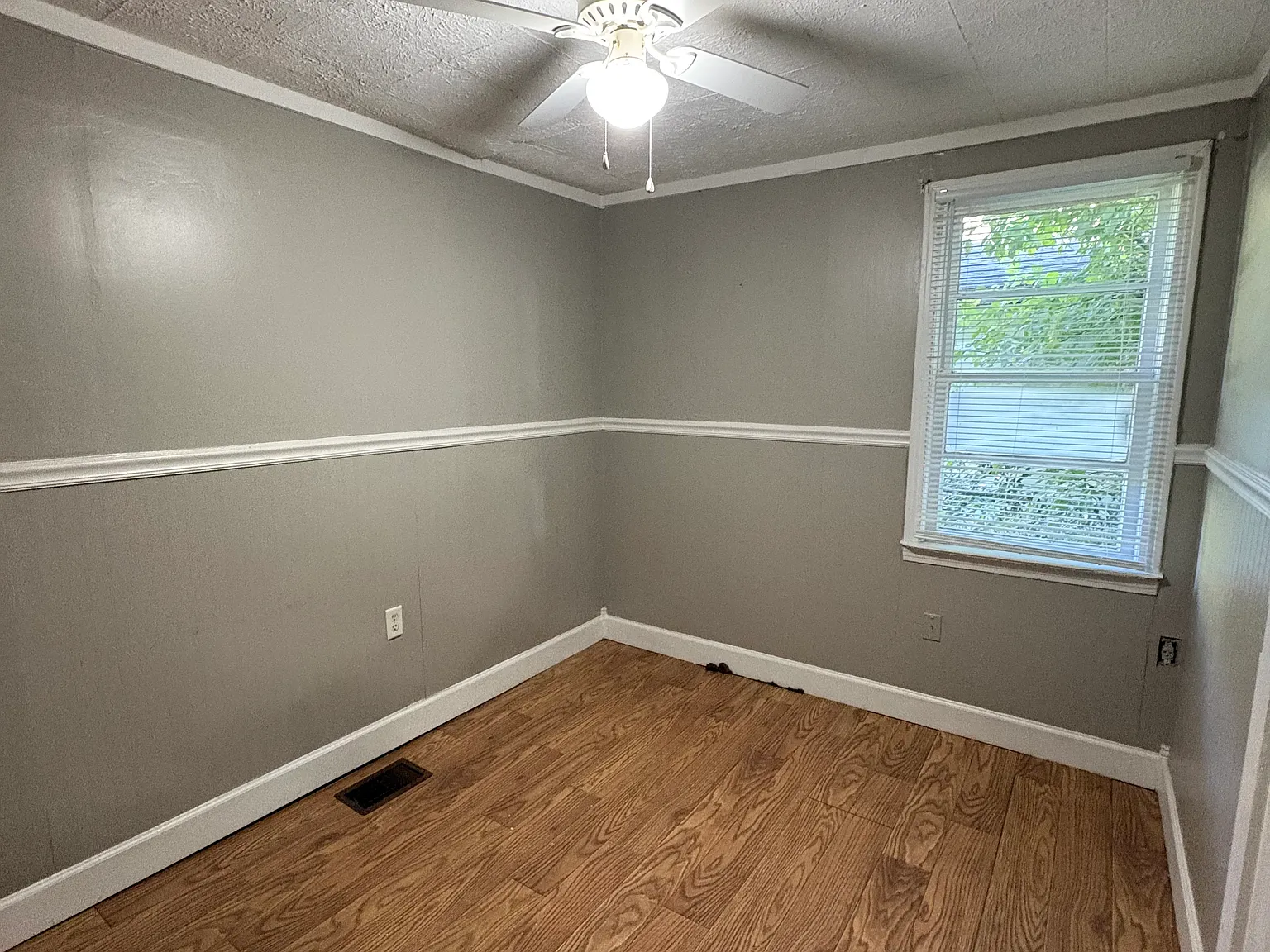 3 bed, 1.5 bath, 1350 sqft, $1,950 — Photo 4
