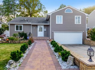 83 Brentwood Ln, Valley Stream, NY 11581