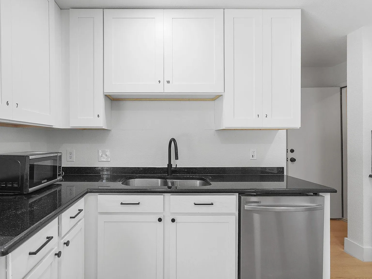 4 bed, 3.0 bath, 2450 sqft, $672 — Photo 4
