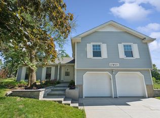 27W571 Ridgeview St, West Chicago, IL 60185