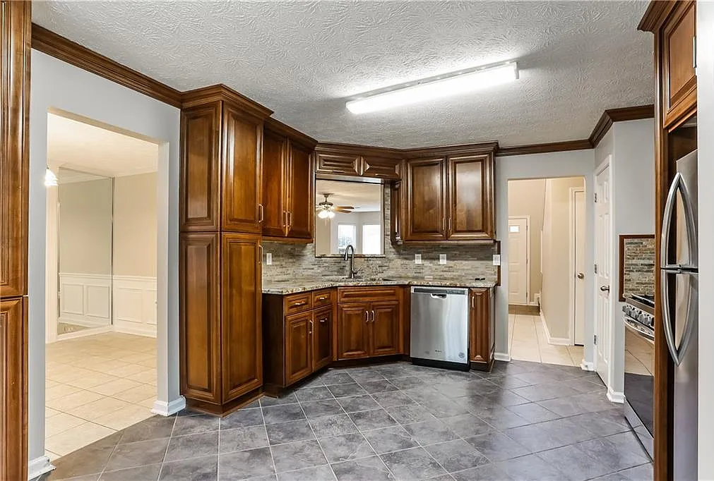 3 bed, 2.5 bath, 1868 sqft, $2,175 — Photo 3