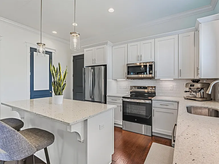 411 Glenview Dr — Photo 4