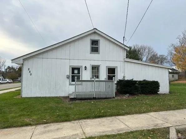 250 S Mill St, Pinckney, MI 48169