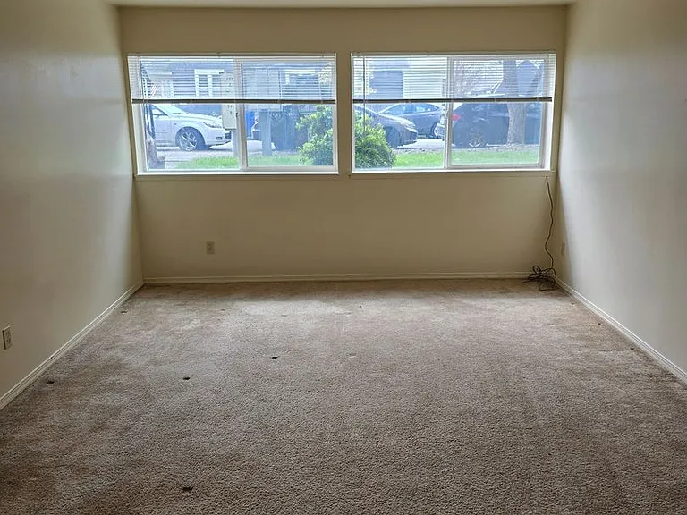 915 SW Adams Ave — Photo 2