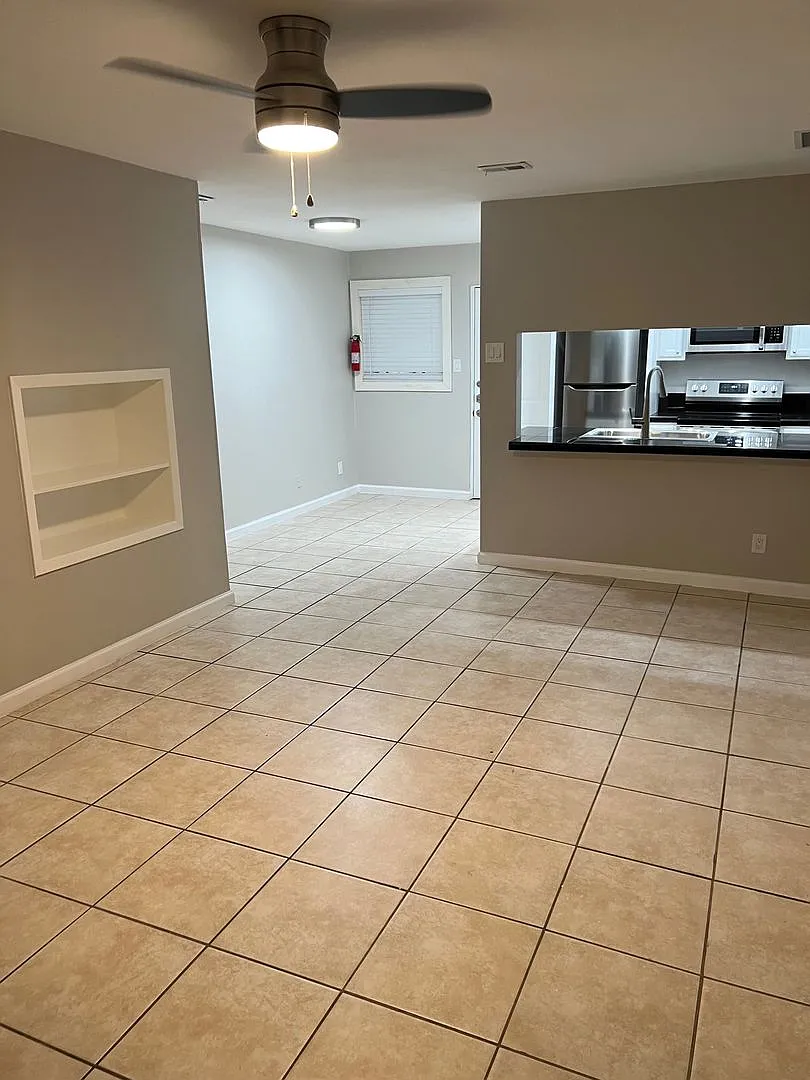2 story 2 Bed 1 Bath - 2 Parking - Water Paid — Photo 4