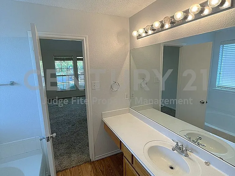 1616 Logan Dr — Photo 23