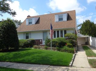 499 Latham Rd, Mineola, NY 11501