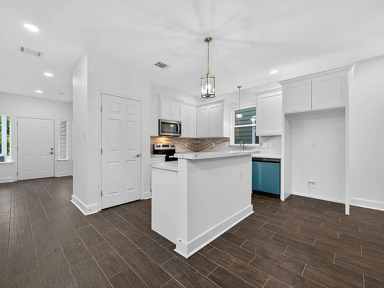 714 Zoe St — Photo 3