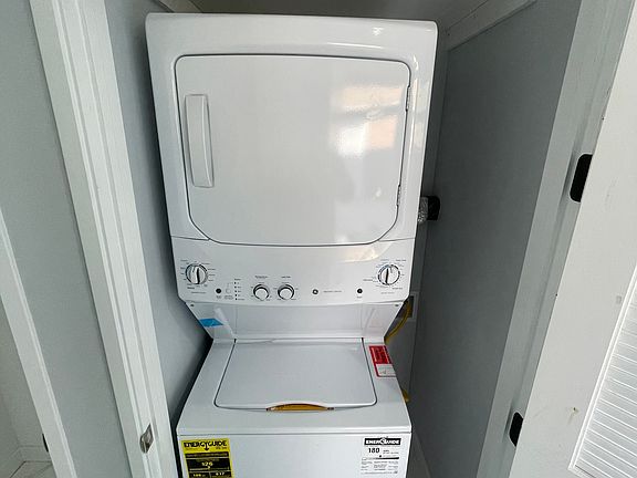 5th image of 602 N Hawthorn St