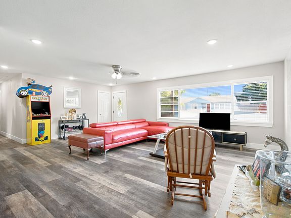 3rd image of 109 W 11th St