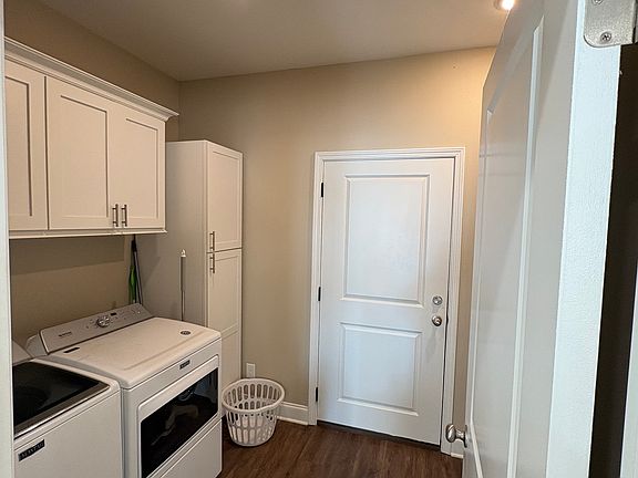 5th image of 300 Yellow Pine Dr