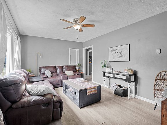 5th image of 606 W 7th St