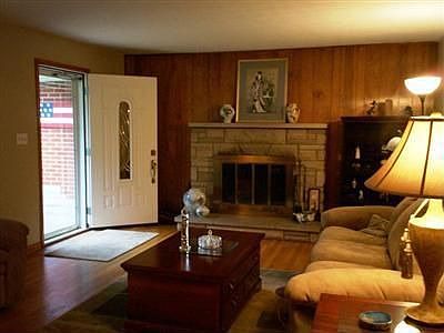 Living room w/fireplace