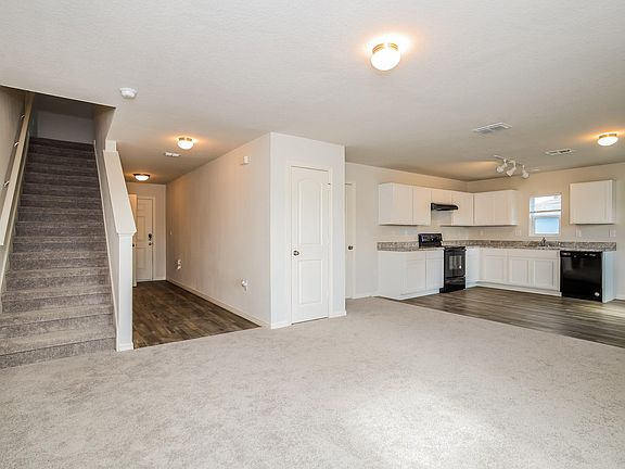 3rd image of 212 Hyacinth Ct